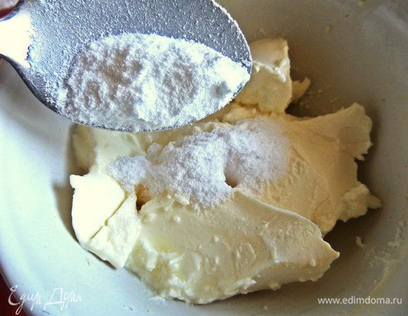 Творожный мягкий сыр смешиваем с пудрой (1-2 ложки).