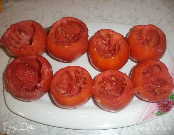 У помидоров срезать верхушки и аккуратно вынуть мякоть, чтобы не повредить стенки. Изнутри слегка присыпать помидоры солью.
Мякоть помидоров мелко порубить.
Куриное филе отварить.