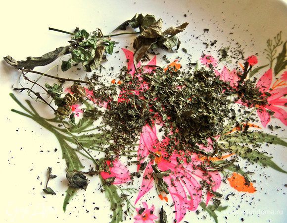 Лучше взять свежую мяту, но у меня сушеная. Раскрошить (нарезать мелко).