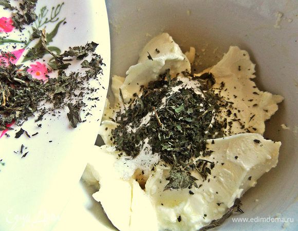 Высыпать к сырной массе.