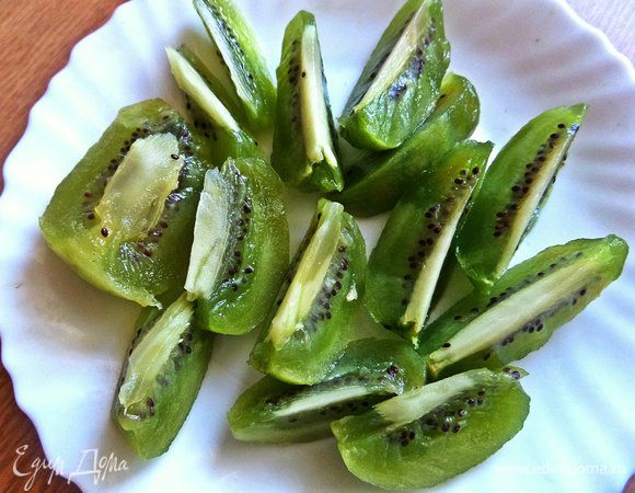 Киви очистить, нарезать на дольки. Начинка готова.