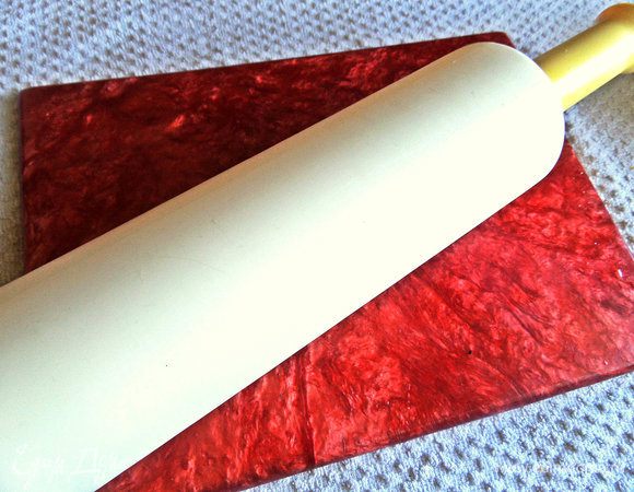 Переходим к самим рулетикам. Нужна доска, скалка и пленка пищевая или пакет. Да, и полотенце под доской, чтобы вода не убежала, а сразу впиталась, так удобнее.