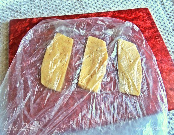 Накрыть пленкой сыр.