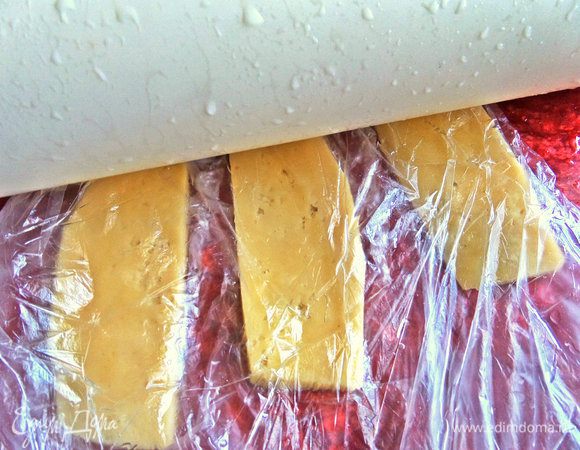 Быстро раскатать по мокрой пленке. Сыр должен расшириться.