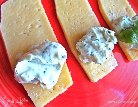 Отступаем от края сырного ломтика и помещаем чайную ложку начинки.