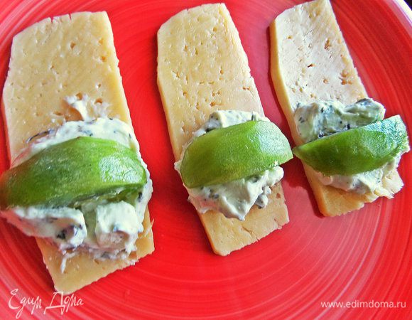 Сверху втопить ломтик киви (или клубники).