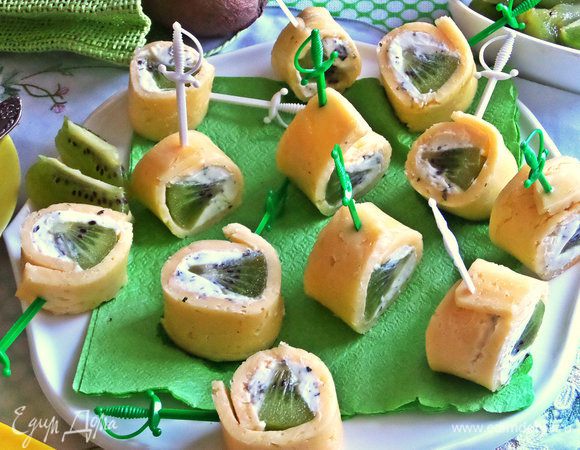 Можно до подачи убрать в холодильник. Только накрыть, чтобы сыр не обветрился.