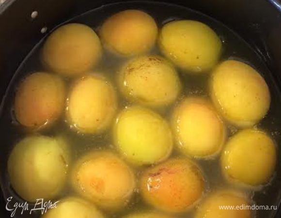 Вылить массу в форму, сверху выложить половинки абрикосов срезом вниз.