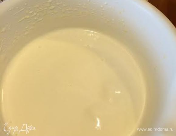Яйца взбить с сахаром и ванилином в густую пену.