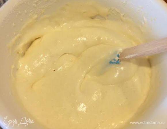 Муку просеять с солью и разрыхлителем и аккуратно вмешать в яичную массу.