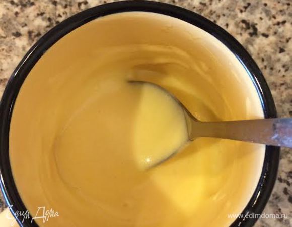 Масло растопить и слегка остудить. Добавить пару ложек теста и аккуратно перемешать.