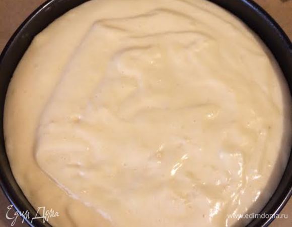 Залить абрикосы тестом.