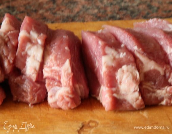 Нарезаем свиное филе на куски толщиной около 2 см.