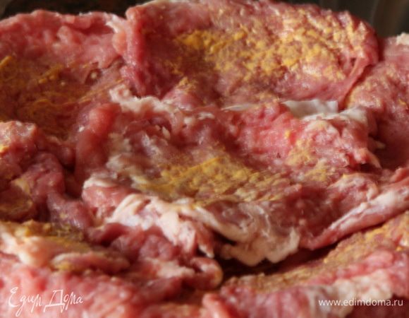 Отбиваем тонко, намазываем горчицей, посыпаем молотым перцем и солью по вкусу и отставляем в сторону мариноваться.