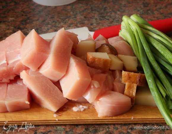 Куриное филе и сало режем кусочками, зеленый лук моем и чистим