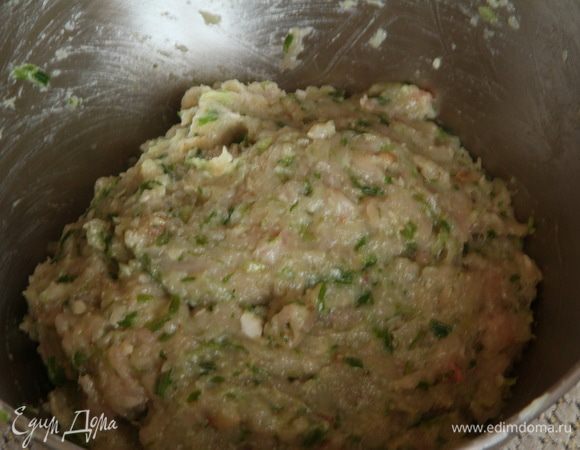 Пропускаем все через мясорубку с крупной решеткой. Получаем вот такой фарш.