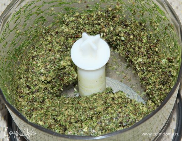 Взбиваем все в блендере до вязкой массы. Если хотите, можно немножко добавить воды. Поправляем по вкусу на соль и перец.