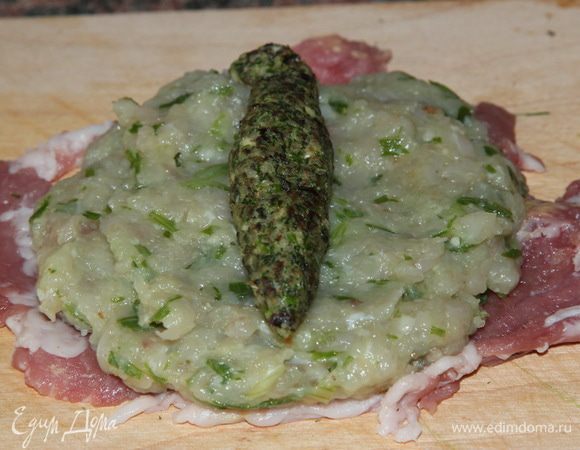 Собираем крученики. Выкладываем на разделочную доску филе, сверху распределяем фарш, а затем черносливно-ореховую массу.