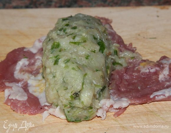 Затем поднимаем края фарша и запечатываем черносливно-ореховую массу.