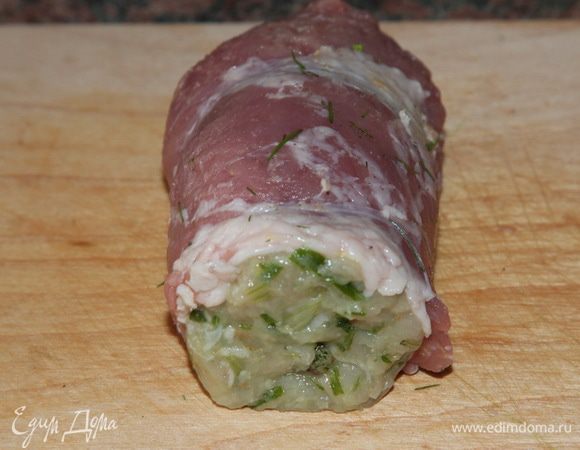 И закручиваем филе. Кладем швом вниз.