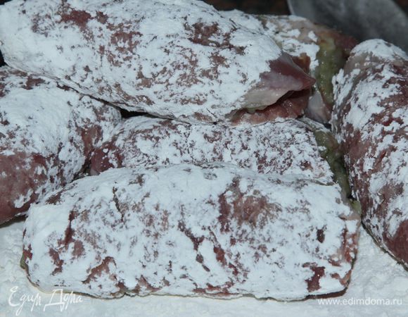 Затем хорошо обваливаем крученики в муке.