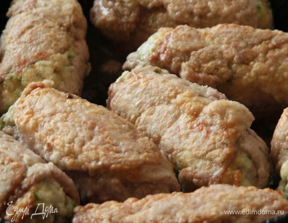 На сковороду с разогретым маслом кладем швом вниз и обжариваем до золотистой корочки. Не переживайте, крученик не раскроется.