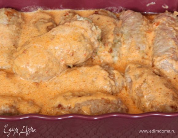 Готовим соус: сметану вместе с паприкой доводим до горячего состояния, поправляем по вкусу на соль и перец, добавляем миллилитров 100 воды, доводим до кипения. Крученики складываем в форму для запекания и заливаем их соусом.