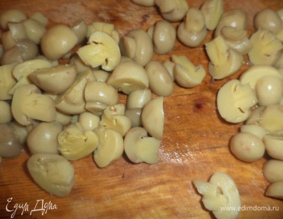 Отваренное филе нарезать кубиками. 
Шампиньоны также нарезать кубиками.