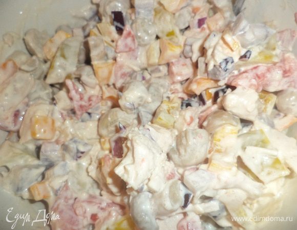 Соединить курицу, грибы, болгарский перец, лук, чеснок, нарезанную мякоть помидорок, посолить, поперчить, заправить майонезом, перемешать.