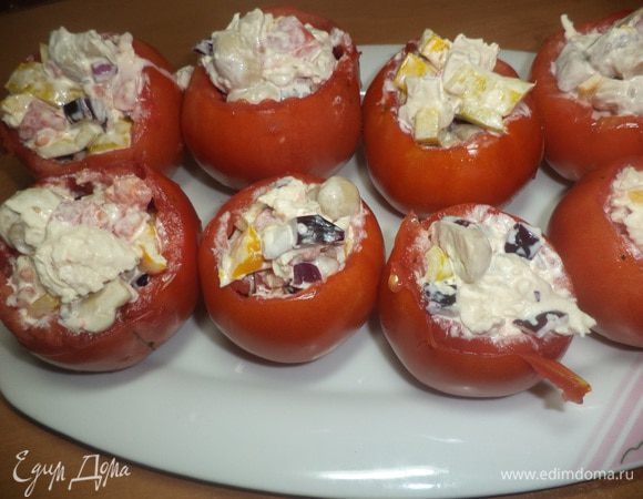 С помидорок слить образовавшуюся жидкость, наполнить помидорки получившейся массой и... приятного аппетита!