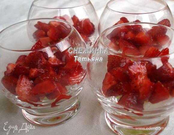Клубнику моем, очищаем от хвостиков. Нарезаем небольшими ломтиками. Кладем вторым слоем на сельдерей. Затем повторяем слой сельдерея и слой клубники.