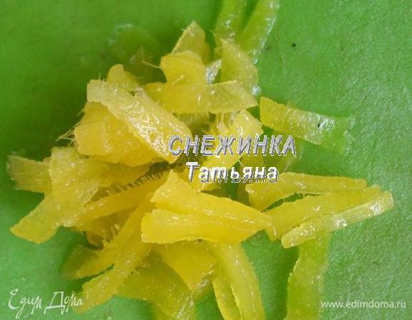 Имбирные цукаты нарезаем соломкой.