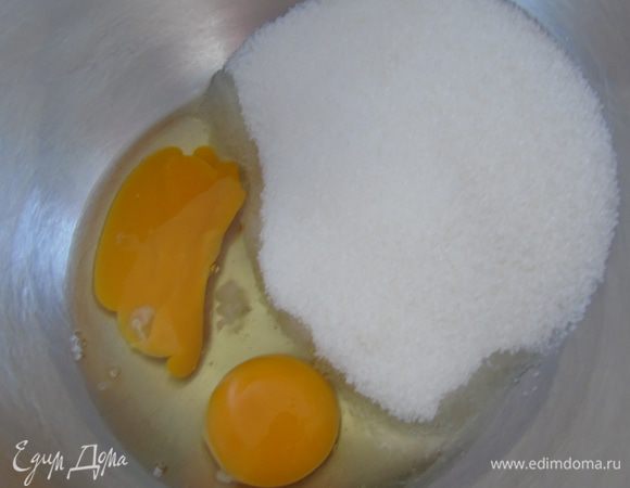 Разогрейте духовку до 180°C. Яйца взбейте с сахаром до пышности.