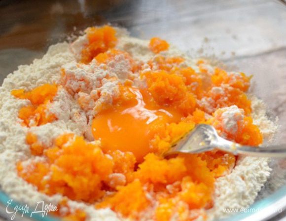 Насыпать в миску муку и соль, добавить яичный желток и тыквенное пюре. Перемешать вилкой.