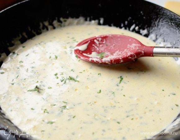 Добавить петрушку и перемешать. Убрать соус с плиты.