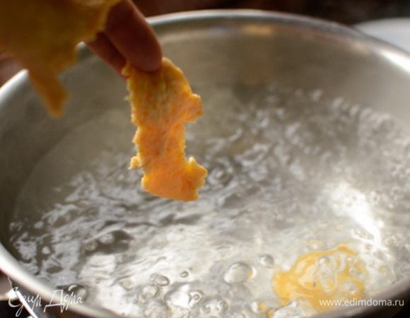 Сформировать ньокки из теста. Ньокки можно сделать в виде лепешек, шариков, квадратных или овальных кусочков. Опустить ньокки в кипящую подсоленную воду и дождаться, пока они всплывут на поверхность.