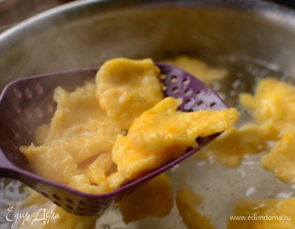 Вынуть шумовкой готовые ньокки из воды. 