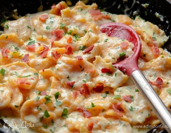 Переложить ньокки в сковороду с соусом и перемешать. Готовое блюдо я украсила рубленой зеленью и кусочками прошутто.