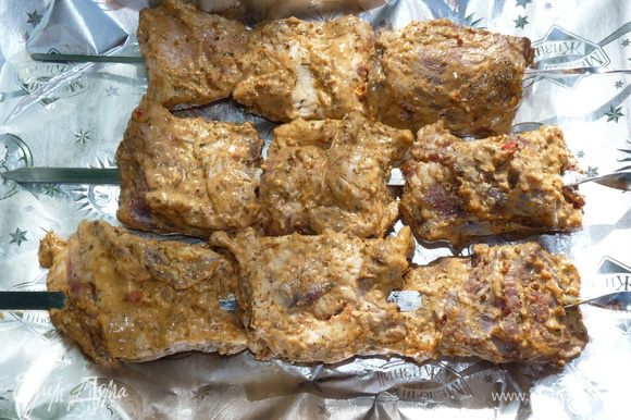 Промаринованное мясо накалываем на шампур.