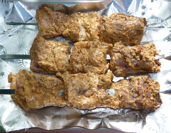 Промаринованное мясо накалываем на шампур.