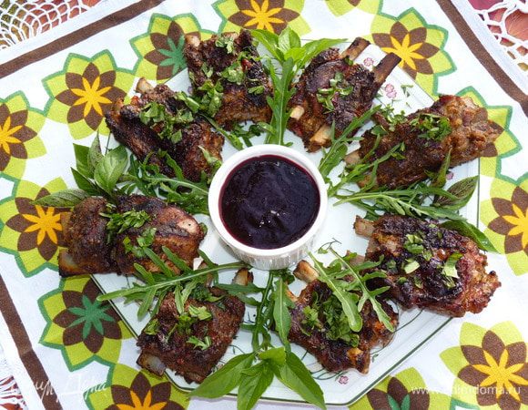 Выложить на блюдо, посыпать измельченным базиликом. Украсить зеленью. Подавать с соусом.