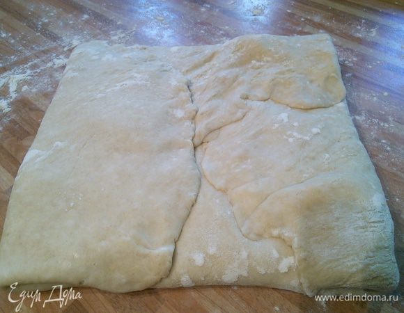 Теперь уголками теста прикрыть масло, прижать концы теста (масло должно быть полностью накрыто тестом). Получится конверт. 