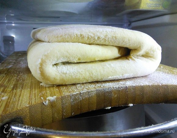 Теперь нужно раскатать тесто в прямоугольник и сложить сторонами в середину. Эту же операцию еще 5 раз. Если тесто за время работы с ним слишком «разогреется», перестанет раскатываться или начнет рваться, его необходимо завернуть в пищевую пленку и отправить на 20 — 30 мин в холодильник (у меня за это время тесто побывало 2 раза в холодильнике). 