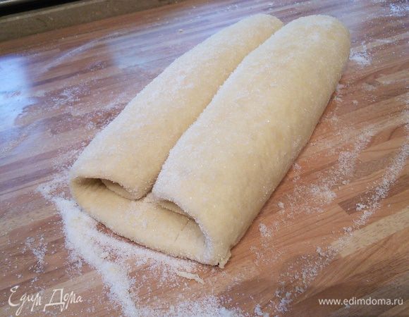 По длинной стороне сделать насечки ~ каждые 10 см. Тесто скатать с обеих сторон к середине, учитывая насечки. Получится вот такой рулон. 