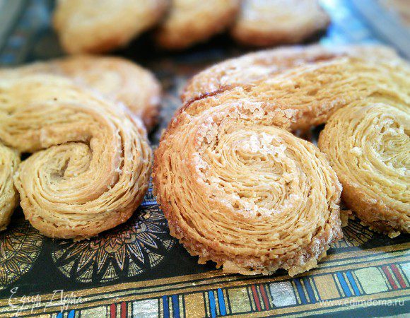 Выпекать в заранее разогретой до 180°С духовке около 15 — 20 мин до золотисто-коричневого цвета. 