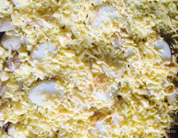 Затем посыпаем все тертым сыром и ставим обратно на 10 минут. Для корочки можно запечь в течении 5 минут на верхней конфорке. Приятного аппетита!