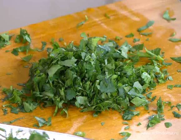 Петрушку и мяту мелко порубить.