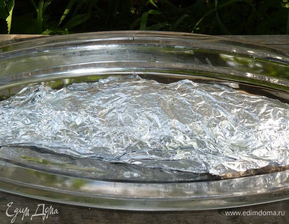Плотно завернуть в несколько слоев фольги.