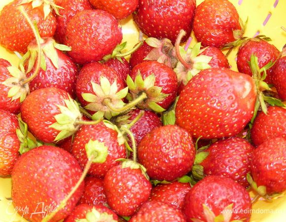 Клубнику вымыть, просушить, отделить плодоножки.