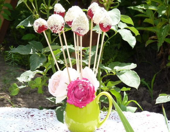 Отправляем в морозилку на 20 минут. Можно и на дольше. Прохладное клубничное лакомство готово!